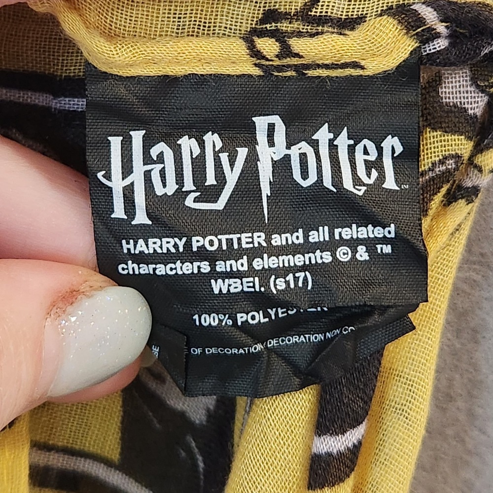 Harry Potter BioWorld Infinity Scarf Hufflepuff 34x34 Yellow Semi Sheer Cover Up - Picture 2 of 7
